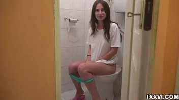 Отсосала в туалете: порно видео на заточка63.рф